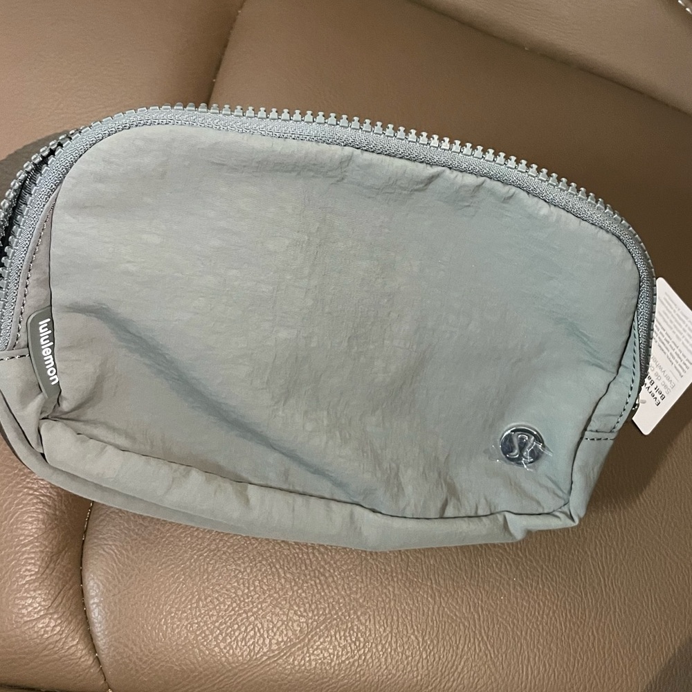 FINAL PRICE ❤️‍🔥 LULULEMON EVERYWHERE BELT BAG GREY SAGE NWT 1L SOLD OUT - Picture 5 of 7